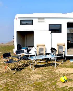 Set camping (masă + scaune) și set pat (perne, pilote, lenjerii).