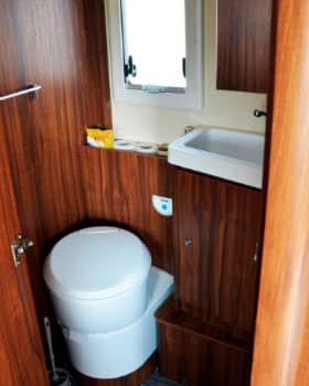 Toaletă cu WC, chiuvetă și cabina de duș.